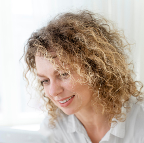 consejos y trucos para cubrir las canas pelo rizado